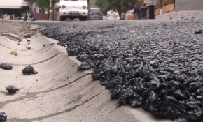 Mahalleli parke taşlarının üzerine dökülen asfalta tepkili