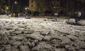 Roma'daki dolu yağışı hayatı felç etti