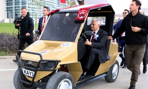TBMM Başkanı Yıldırım öğrencilerin yaptığı elektrikli otomobili test etti