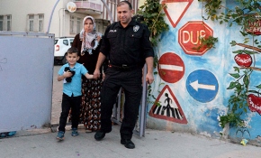 Okula gitmek istemeyen minik Efe'yi polis ikna etti