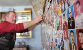 Trabzon'daki çay ocağında müşterilerin fotoğrafları sergileniyor