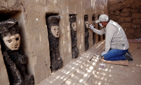 Peru'da 800 yıllık 19 ahşap heykel bulundu