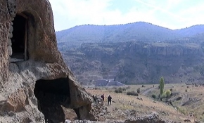 Afyonkarahisar Bininler Kaya Evleri turizme kazandırılmayı bekliyor