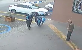 Sağlık merkezi kirlenmesin diye galoş takıp içeri girdiler