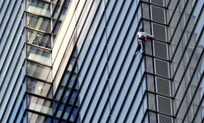 Fransa'nın örümcek adamı 230 metrelik kuleye tırmandı