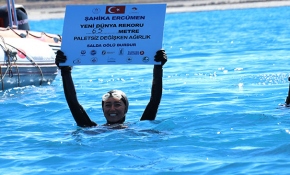 Şahika Ercümen Salda Gölü'nde 65 metreye dalarak rekor kırdı