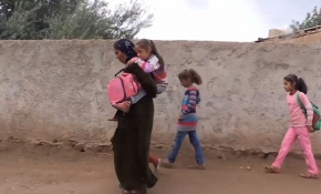 Hatice Aykut engelli kızını her gün okula sırtında taşıyor