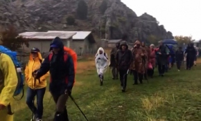 Antalya'da farklı milletlerden doğaseverler yağmur altında yürüdü