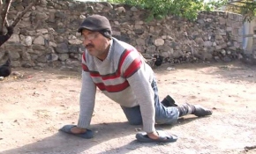 Hırsızlar engelli vatandaşın akülü arabasını çaldı