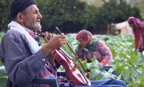 10 yıl önce yürüme ve görme yetisini kaybetse de kemanını bırakmadı