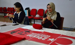 1923 kadın 20 milyon ilmekle Türk bayrağı ördü