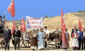 İzmir'de AK Parti'den "Cumhuriyet Bayramı" filmi