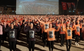 İzmir'de 6 bin kişi zeybek oynayıp Atatürk figürü oluşturdu