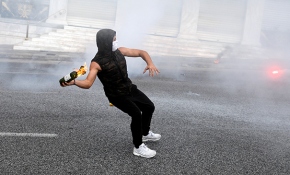 Yunanistan’da öğrenciler polisle çatıştı