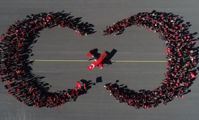 Türk kadın akrobasi pilotundan Cumhuriyet Bayramı'na özel gösteri