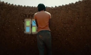 Mülteci kamplarında plastik şişeler ile ev inşa ediyor