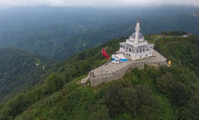 Bin 130 metre rakımdaki Kıble Dağı Camii görenleri hayran bırakıyor