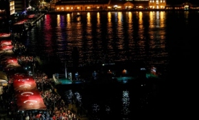 İzmir'de 350 metre uzunluğunda Türk bayrağı açıldı