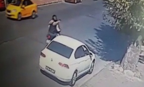 Motosikletli saldırganlar oto galeriyi kurşunladı