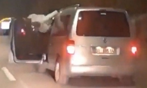 Seyir halindeki aracın kapısını açarak dans etti