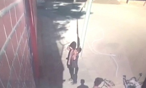 Bayrağı görünce önce selam verdiler sonra öptüler