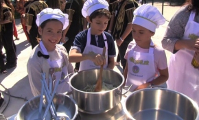 Minik aşçılar yörelerinin yemeklerini tanıtmak için yarıştı