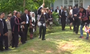 Tayland Başbakanı kabine toplantısında "bereket için sallandı"