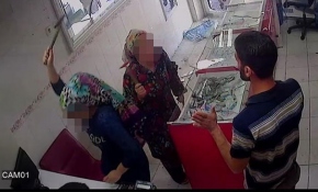 Kız kardeşler cep telefonu bayisini çekiçle bastı