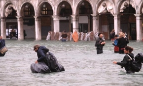 Venedik'i vuran sel, sokakları göle çevirdi