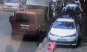 Çekiciden düşen araçla tamir ettiği minibüsün arasında sıkışma anının görüntüleri ortaya çıktı