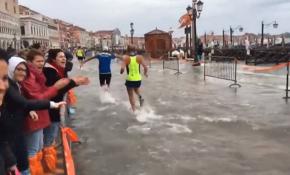 Venedik'te sel, maraton koşucularına engel olamadı