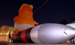 "Şişme bebek Trump"ı bu kez balistik füzeye yerleştirdiler