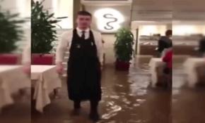 İtalya'da sel suları pizza servisini durduramadı