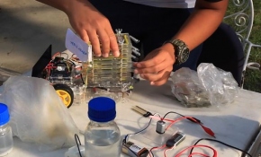 Genç mucit, tuzlu su ve güneş ışınları ile çalışan araç tasarladı