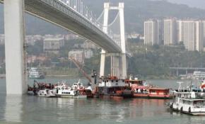 Çin'de otobüs köprü bariyerlerini kırarak nehre uçtu