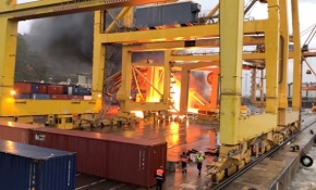 İspanya'da dev vinçlere çarpan feribot yangın çıkardı