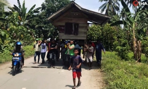 Endonezya’da depremzedeler evlerini omuzlayıp taşıdı