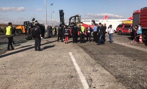Atatürk Havalimanı'nda servis araçları çarpıştı: 10 yaralı