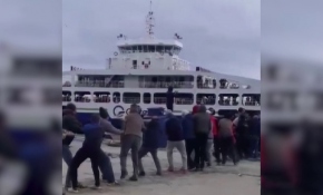 Arıza yapan feribotu vatandaşlar halat yardımıyla iskeleye çekti