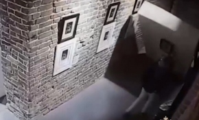 Selfie çekilmek isterken sanat eserlerine zarar verdiler