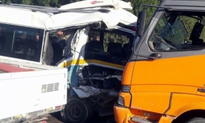 İzmir'de kamyon yolcu minibüsüne çarptı: 1 ölü, 12 yaralı