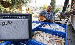 Elinden düşürmediği sazıyla Neşat Ertaş'ın türkülerini tezgahına taşıdı