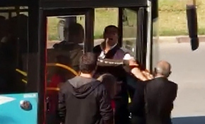 Otobüs şoförü emekli polisi zorla indirdi