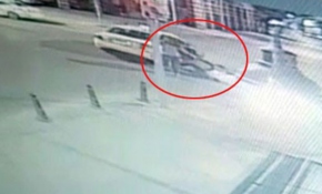 İstanbul Beyoğlu'nda gasp ettiği turist çifti taksiden attı