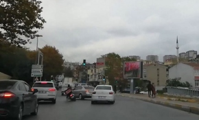 Motosikletli kurye otomobilin altında kalmaktan son anda kurtuldu