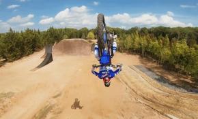 Drone çekimiyle nefes kesen serbest stil motokros şovu