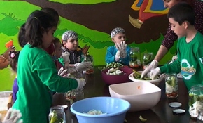 Adana'da ilkokul öğrencileri turşu kurmayı öğrendi