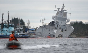 Norveç donanmasına ait gemi petrol tankeriyle çarpıştı