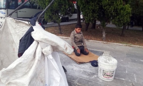 Suriyeli çocuk topladığı kartonun üzerinde namaz kıldı