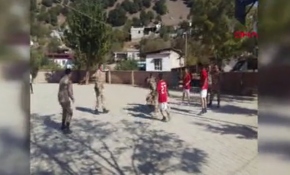 Jandarma, öğrencilerle basketbol oynadı